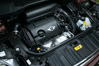 184psを発生する「クーパーS」の1.6リッター直噴ターボエンジン。このほかにも、「ペースマン」には122psの「クーパー」、218psの「ジョンクーパーワークス」が設定されている。
    