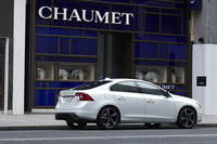 「R-DESIGN」シリーズのボディーカラーには、テスト車に用いられていた「アイスホワイト」を含め、全8色が用意されている。