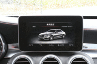 タブレットのようなデザインのモニター。カーナビの地図や各種の車両情報が表示される。（写真をクリックすると画面の表示バリエーションが見られます）
    