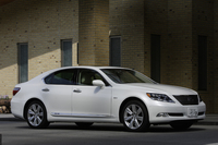 【スペック】LS600h “versionS・I package”：全長×全幅×全高＝5030×1875×1475mm／ホイールベース＝2970mm／車重＝2250kg／駆動方式＝4WD／5リッターV8DOHC32バルブ（394ps/6400rpm、53.0kgm/4000rpm）、交流同期電動機（224ps、30.6kgm）／価格＝1110万円（テスト車＝1267万8150円／プリクラッシュセーフティシステム＋後方プリクラッシュセーフティシステム＋レーダークルーズコントロール＝88万2000円／ムーンルーフ＝9万4500円／インテリジェントパーキングアシスト＝11万9700円／クリアランスソナー＝7万7700円／パワートランクリッド＝5万7750円／“マークレビンソン”リファレンスサラウンドサウンドシステム＝35万7000円／セキュリティカメラ（G-Link専用）G-Security（リモートイモビライザー・リモート操作）＝8万4000円）