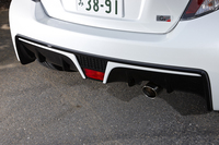 下部がディフューザー形状になっている、専用のリアバンパー。写真中央に見えるフォグランプや右寄りに見えるマフラーエンドも、G'sの専用アイテムだ。
    