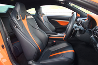 ヘッドレスト一体型のハイバックスポーツシートが備わる。