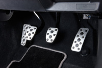 ベース車の「WRX STI」と同じ、アルミパッド付きのスポーツペダルが装備されている。