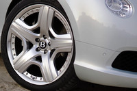 タイヤサイズは20インチが標準。試乗車には21インチ装着車も用意された。