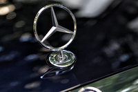 
    2015年3月に発売された限定車「メルセデス・ベンツC200エクスクルーシブライン リミテッド」。その鼻先には、立体的なボンネットマスコットが添えられる。
    