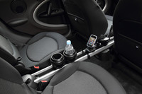 車内に伸びる「センターレール」。小物入れやカップホルダーなどを、ライン上の好きな場所に好きなだけ置くことができる。