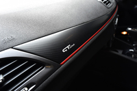 ダッシュボードにはカーボン調フィニッシャーが付き、スポーティーな雰囲気を醸し出している。