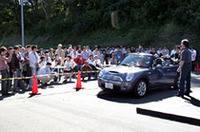 実車を使って、安全装備のデモンストレーション。BMWグループでは、2007年から「MINI」を対象とした、新たな「ドライバー・トレーニング」の開催を検討しているという。