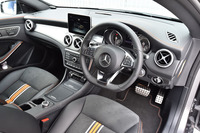 別の角度から見たインテリア。ハンドルの位置は右側のみ。