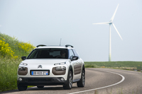 エンジンのバリエーションは全5種。1.2リッター直3ガソリン自然吸気（75ps／82ps）、同ターボ（110ps）、1.6リッター直4ディーゼルターボ（92ps／100ps）となる。日本には1.2ガソリンターボ＋5段ETG仕様が導入される予定。