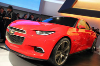 「シボレーCODE 130Rコンセプト」。映画『CARS』の登場車を思い出してしまうのは筆者だけか。