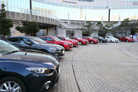 試乗会場にずらりと並んだ、新型「アクセラ」。今回はガソリン車とハイブリッド車をテストした。