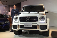 「Gクラス」とメルセデス・ベンツ日本の上野金太郎社長。