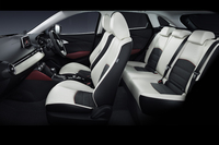 ピュアホワイトのレザーとオフブラックの“ラックススエード”のコンビネーションシートが備わる。