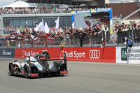 No.2 アウディR18 e-tron クワトロの、ゴールの瞬間。チーム関係者やファンが声援とともに迎える。
    