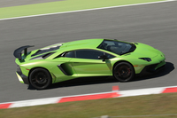 サーキットを疾走する「アヴェンタドールLP750-4 SV」。0-100km/hの加速タイムは2.8秒、最高速度は350km/h以上と公表される。
    