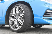 タイヤサイズは前後とも245/35R20。試乗車には「ミシュラン・パイロットスーパースポーツ」が装着されていた。