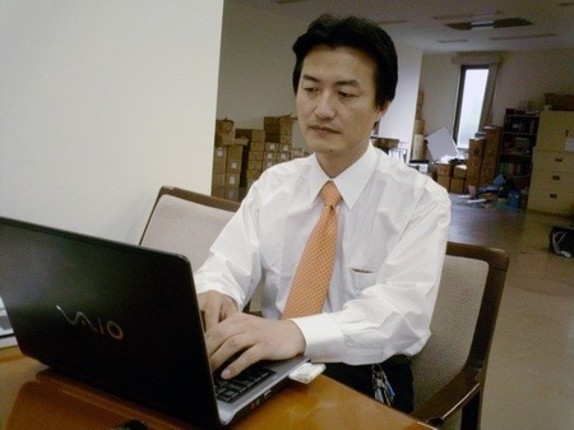 パソコンに向かって、なにやら打ち続ける南原竜樹氏、そのワケは……？