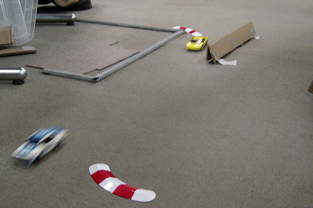 編集部内デスクの脇で練習の図。先輩方のマシンはこの見事な臨場感。さすがです。ディティールも本格的で本物のようによくできております。