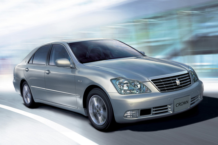 2003年登場の通称“ゼロクラウン”こと12代目。ホイールベースを延ばして前後オーバーハングを短縮した空力的なボディーに、40年近く使った直6に代えてV6エンジンを搭載。クラウンならではのもてなしはそのままに、世界トップレベルの走行性能を持つ高級車に生まれ変わったと自称した。