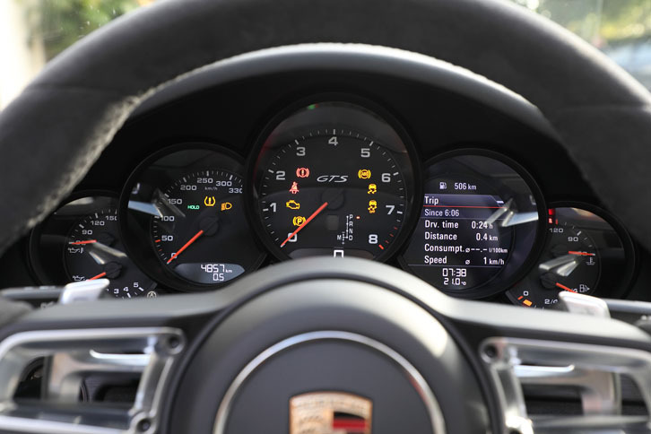 中央にエンジン回転計を配した5連メーター。「GTS」のロゴマークも添えられる。