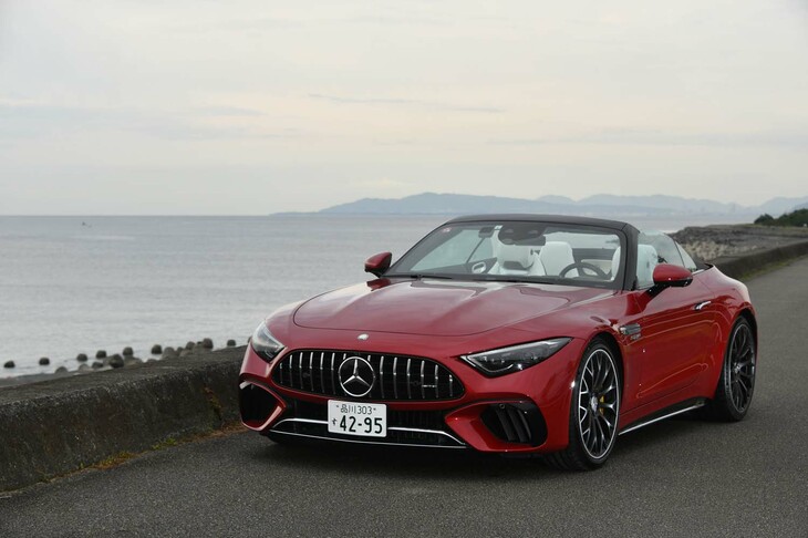 2リッター4気筒ターボの「SL43」から遅れること6カ月、2023年4月25日に国内導入が発表された「メルセデスAMG SL63 4MATIC＋」。車両本体価格はSL43よりも1190万円高い2890万円。