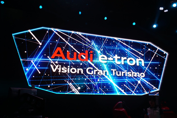 会場に設置された大型ビジョンは、シングルフレームグリルをかたどった形状となっていた。