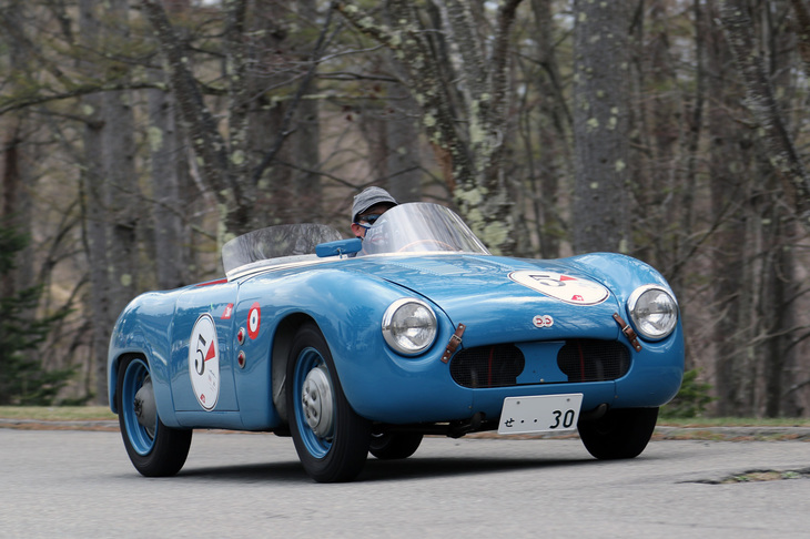 1953年「DBパナール」。小型実用車の「パナール・ディナ」から空冷フラットツインによるFFパワートレインを流用したフレンチスポーツ。