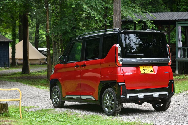 リアバンパーの下部にもアンダーガードのような凹凸が付いている。ボディーサイドの部分はディーラーオプションのシールで、当然ながらフラット。