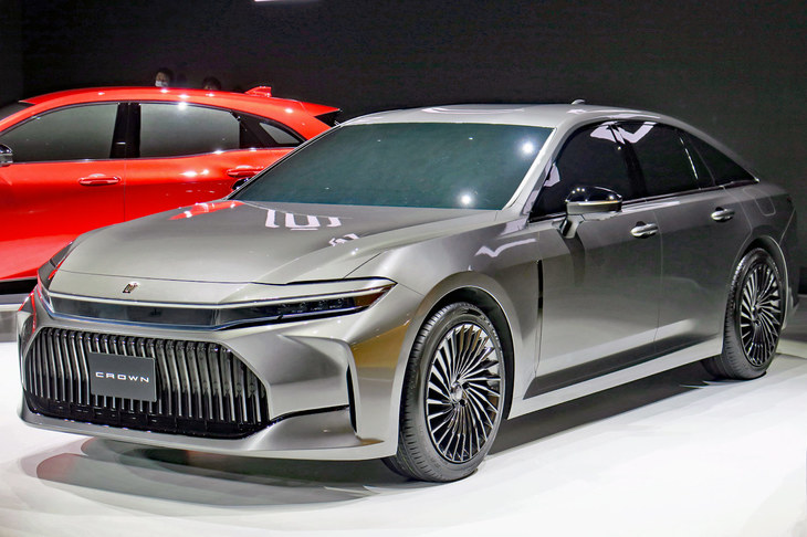 硬質なフロントまわりの意匠が目を引くセダン。サイドビューは燃料電池車の2代目「ミライ」に類似している。