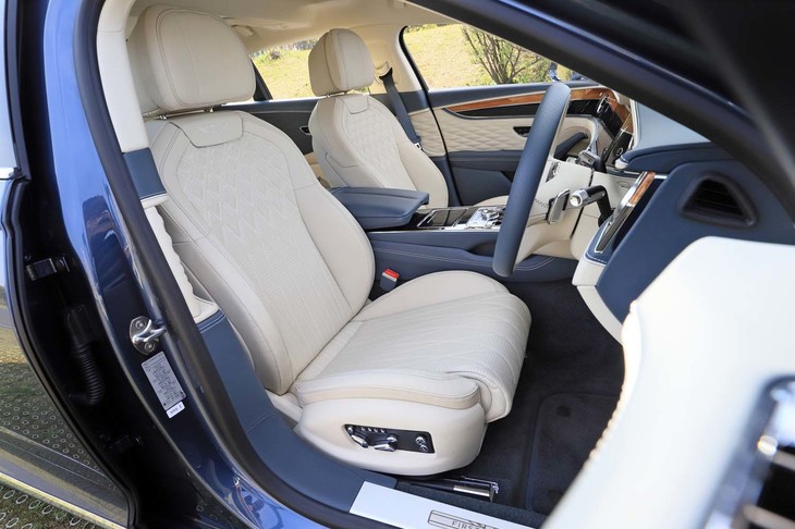 シートは立体的なダイヤモンドステッチが印象的だ。表皮のカラーリングは15色がラインナップされる。