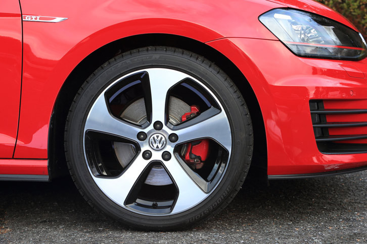 「ゴルフGTI」の標準タイヤサイズは225/45R17だが、オプションで「DCCパッケージ」を選択すると、より偏平率の低い225/40R18サイズのタイヤが装備される。