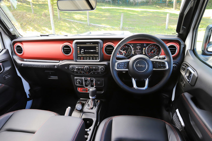 機能性、操作性を第一としつつ、エアコン吹き出し口にクローム装飾を施すなどして質感を高めたインテリア。ダッシュボードの中央には、ジープ最新のインフォテインメントシステムである第4世代Uconnectが装備される。