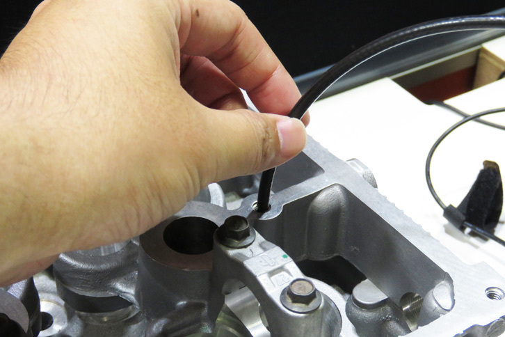 さっそく、内視鏡をシリンダーヘッドの小さな穴にブッスリ。