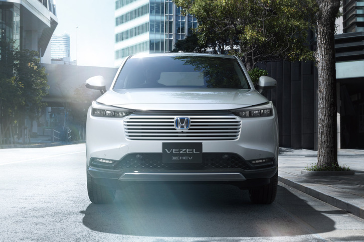 2024年4月26日に発売される2代目「ヴェゼル」のマイナーチェンジモデル。内外装を中心にブラッシュアップされた。フロントセクションではグリルとバンパーのデザイン変更が目を引く。