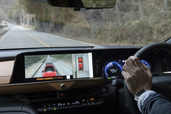 ルーフのすぐ上を飛ぶドローン映像のような「サイドクリアランスビュー」。走行中に使うと臨場感がスゴイ。