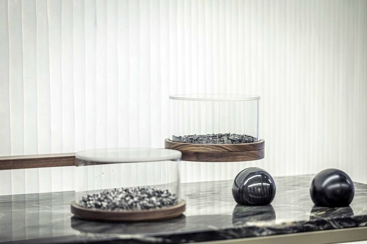 こちらは、カーボンと金属の重さの違いを解説する展示。「レンジローバー・スポーツSVエディションワン」には、カーボンホイールやカーボンセラミックブレーキがオプションで用意されており、実に70kgもバネ下を軽量化できるという。