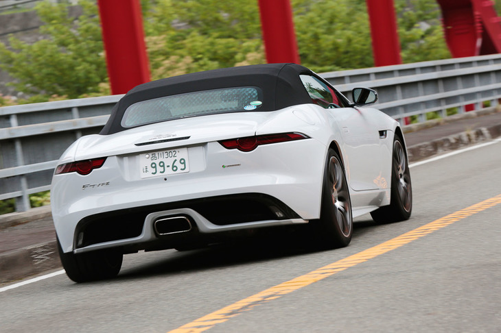 「Fタイプ」の2リッター直4ターボモデルが0-100km/h加速に要する時間は5.7秒。最高速度は250km/hとなっている。