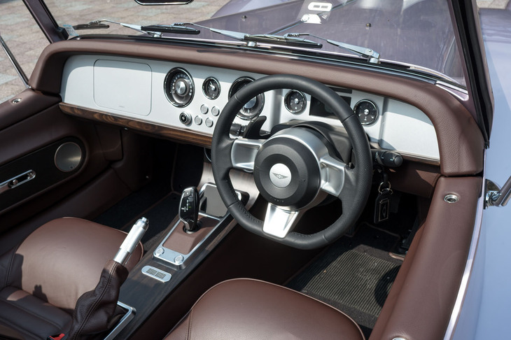 インテリアも、操作パネルや計器類のレイアウトなどは従来モデルから踏襲しつつ、各部の質感を向上。トリムや表皮の色と素材、パイピングや刺しゅうの有無などを細かくコーディネートできる点は、昔と変わらない。