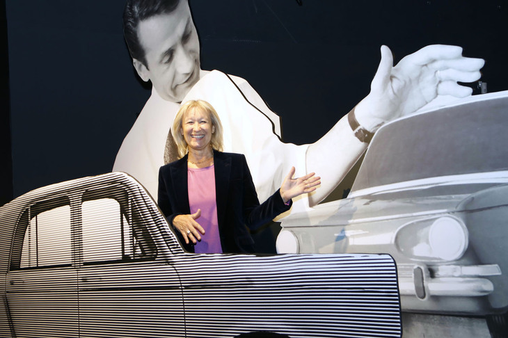 2021年11月、企画展「ミケロッティ・ワールド」開催時、「日野コンテッサ」の写真の前で。