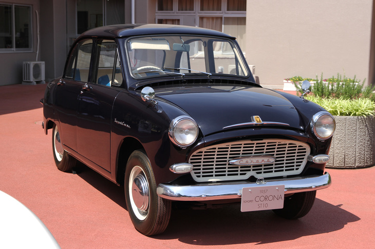 千葉トヨペット所有の、非常に珍しい1957年「トヨペット・コロナ」（ST10）。日産の「ダットサン・セダン」（110系）に対抗する、主に小型タクシー用の小型乗用車を持たなかったトヨタが、急いで開発しリリースした初代コロナの初期型。