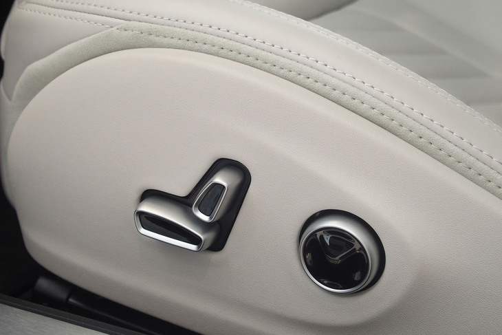 マセラティ・グラントゥーリズモ トロフェオ（パワーシートのスイッチ）