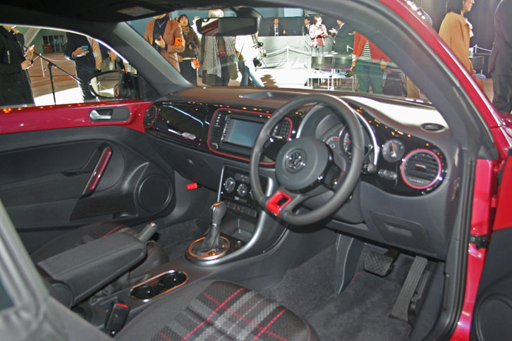 ダッシュパッドやステアリングホイールトリム、ドアトリムにもピンク色があしらわれる。