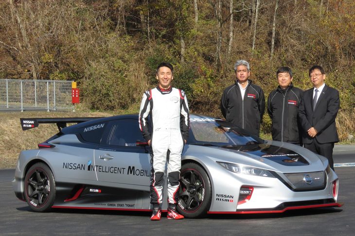 新型「リーフNISMO RC」と、左からレーシングドライバーの松田次生選手、ニスモの監督で新型RCのチーフエンジニアを務めた鈴木 豊氏、パワートレインの開発を担った進士 守氏、松村基宏COO。