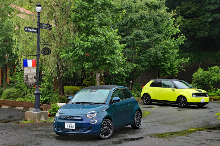 似たような動機のもと、似たようなコンセプトで登場した「フィアット500e」（左）と「ホンダe」（右）だが、両車のドライブフィールには大きな違いがあった。後編ではその差異をリポートする。