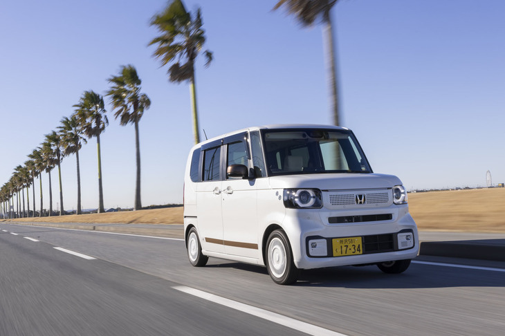 艶（あで）やかなグロッシーカッパーのデカールやドアミラーカバーでコーディネートされた「N-BOXモダンカジュアルスタイル」。