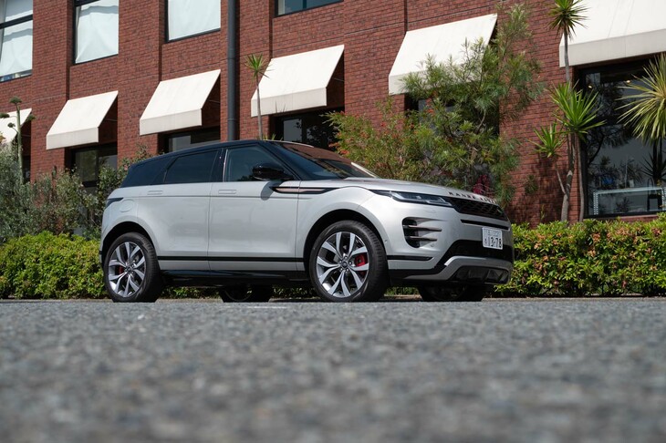 2022モデルイヤーから追加設定された「レンジローバー イヴォーク」のプラグインハイブリッドモデル。容量15kWhの駆動用リチウムイオンバッテリーを搭載する。