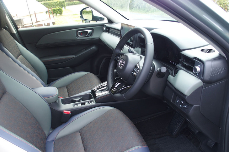 「ヴェゼルe：HEV X HuNTパッケージ」のインテリア。はっ水・はつ油機能のある表皮素材「ファブテクト」で仕立てたシートとカラーコーディネートされた、カーキのダッシュボードやドアトリムが特徴だ。