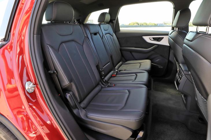 2列目シートは3分割式で、3列シート仕様および「Sライン」には、前後スライドおよびリクライニング調整機構が備わる。