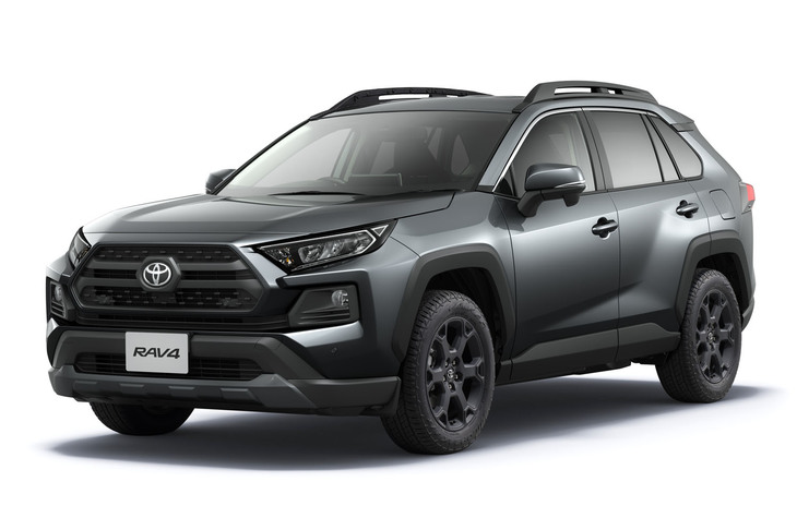 「トヨタRAV4アドベンチャー“オフロードパッケージ”」。ボディーカラーは「グレーメタリック」。